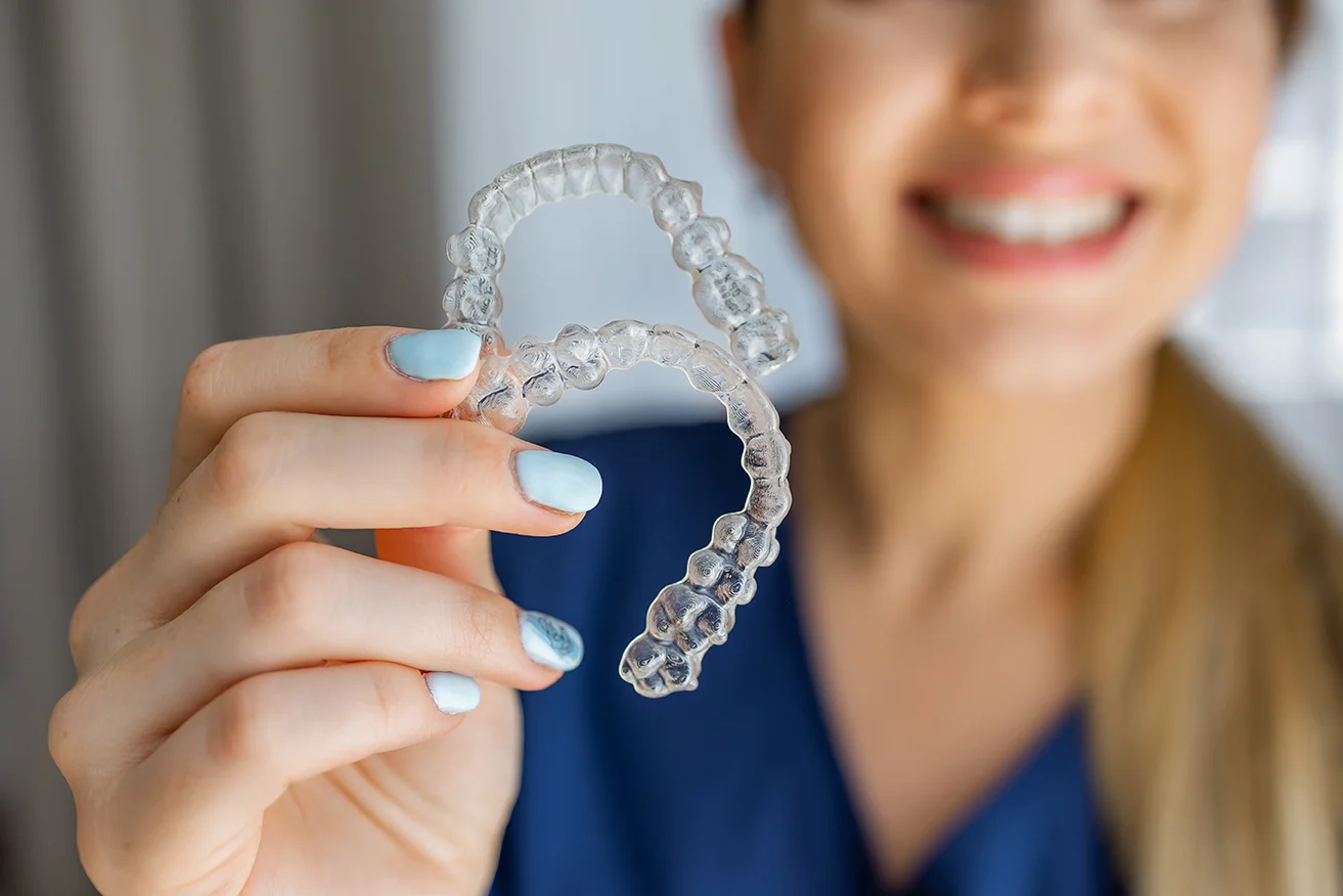Invisalign® ou Aparelho Fixo: Vantagens, Diferenças e Como Escolher a Melhor Opção