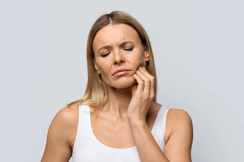 Dor na mandíbula, estalos ou cansaço ao mastigar? Pode ser DTM: entenda os sinais e quando buscar ajuda