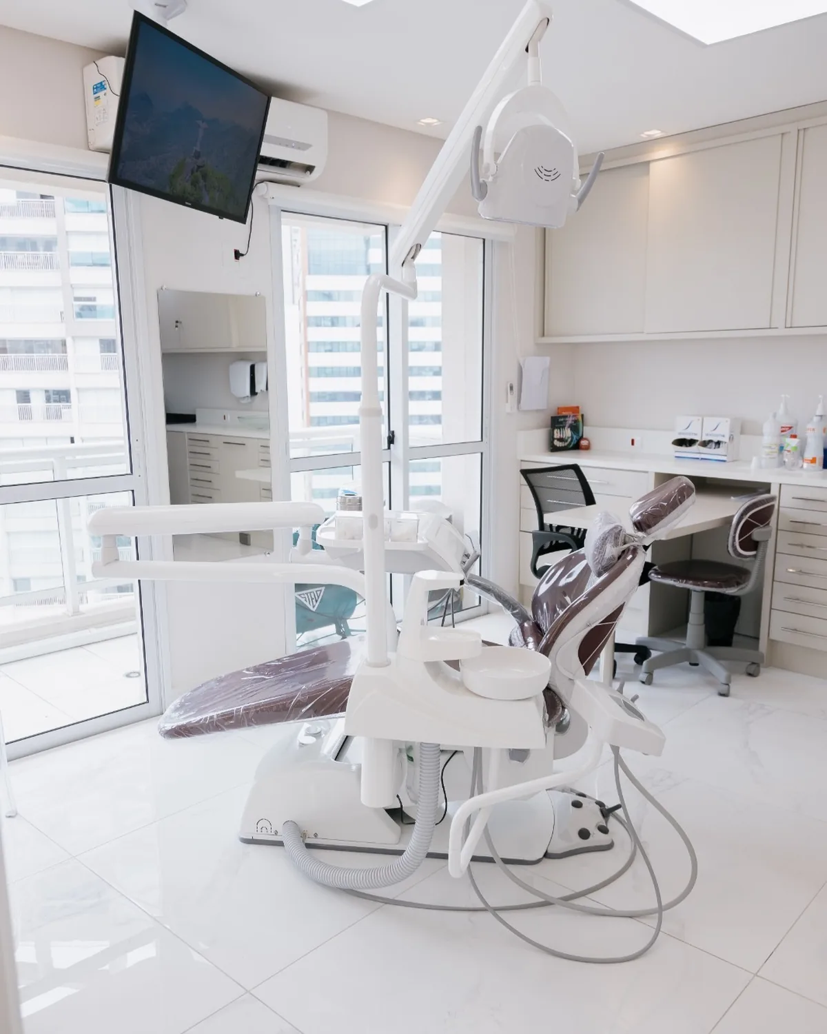 Cadeira odontologica na sala de atendimento da Dra. Carolina Vivan