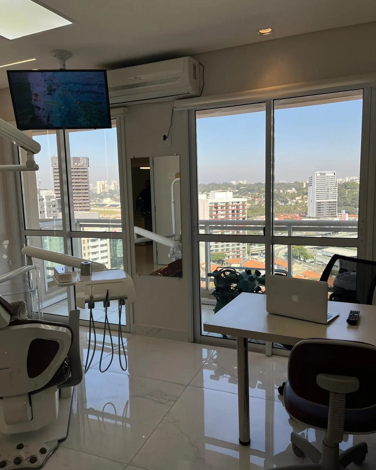 Consultorio odontologico da Dra. Carolina Vivan com vista para Sao Paulo