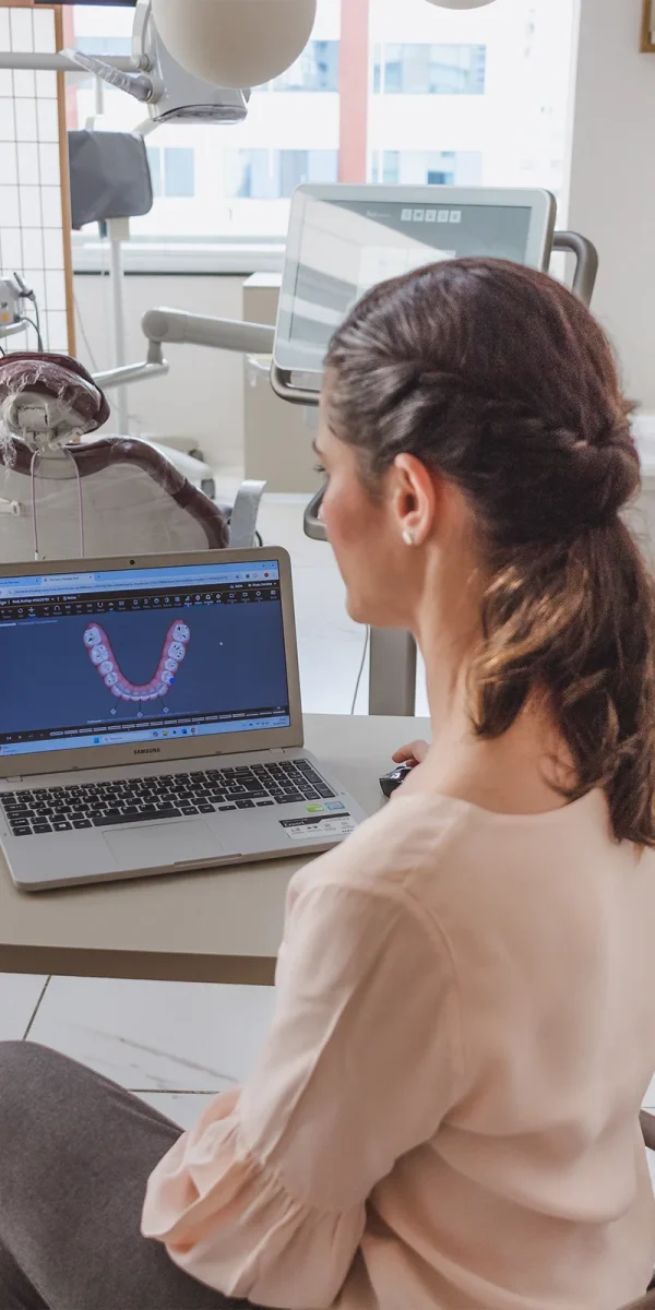 dra carol vivan olhando o computador